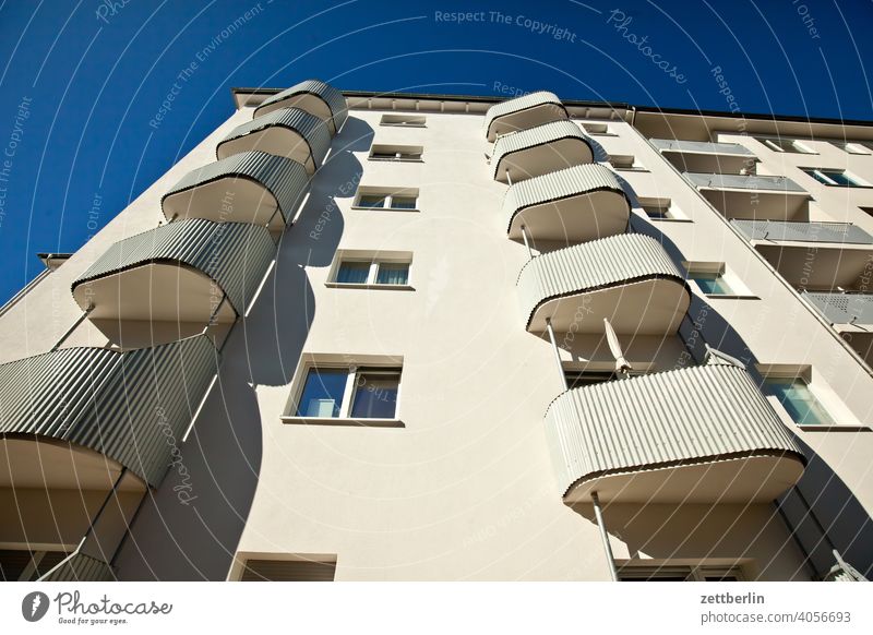 Innerstädtisches Wohnen altbau außen brandmauer fassade fenster haus himmel himmelblau hinterhaus hinterhof innenhof innenstadt mehrfamilienhaus menschenleer