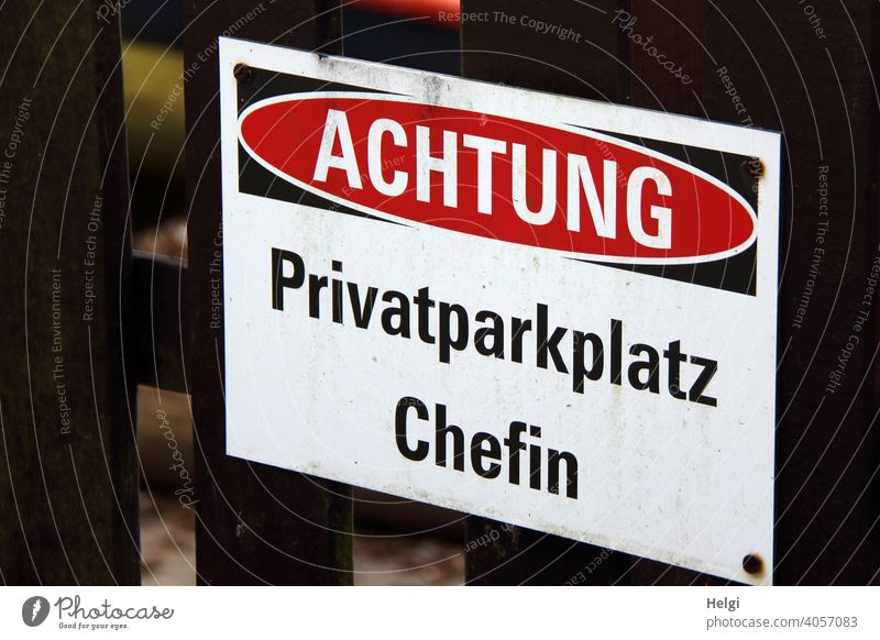 sonst keiner! - Achtung! Privatparkplatz Chefin steht auf einem Schild am Zaun Parkplatz Schrift Warnung Buchstaben Wort Schilder & Markierungen Hinweisschild