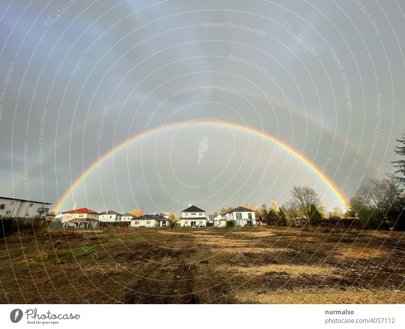 Schöne heile Welt Regebbogen gewitter wetter regen color farben spektral doppel eigenheim neubaugebiet verdichtung brache eigenheimigyll trügerisch verschuldung