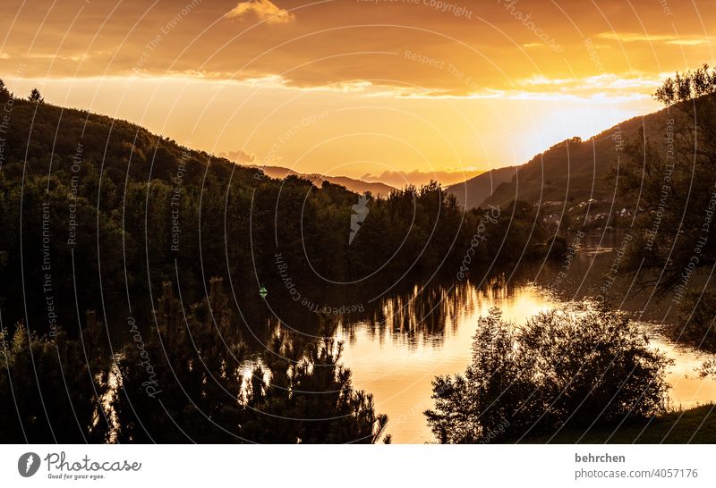 wie im herbst so früh. der tag dem ende zu geht. im lichtmeer versinkt. Ferne Sehnsucht Sonnenaufgang Abenddämmerung Fernweh Dämmerung Himmel Menschenleer Wärme