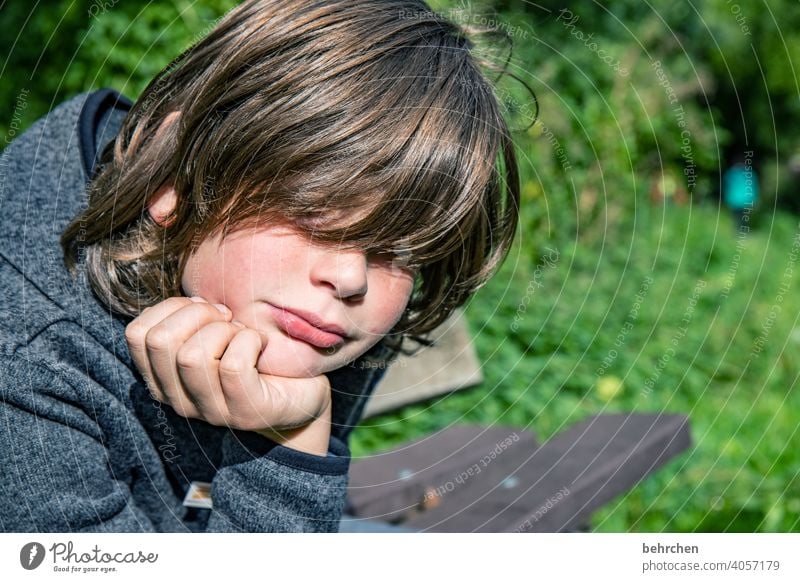 absolute bocklosigkeit lustlos müde nachdenklich Schlechte Laune Porträt Junge Kind Sonnenlicht Kindheit Farbfoto genervt Haare & Frisuren Gesicht Familie