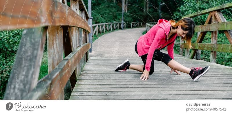 Sportler Frau tun Bein dehnen Athlet strecken Stock Aufwärmen im Freien nach oben Erwärmung Netz Transparente Panorama panoramisch Turnschuh schlank schlanke