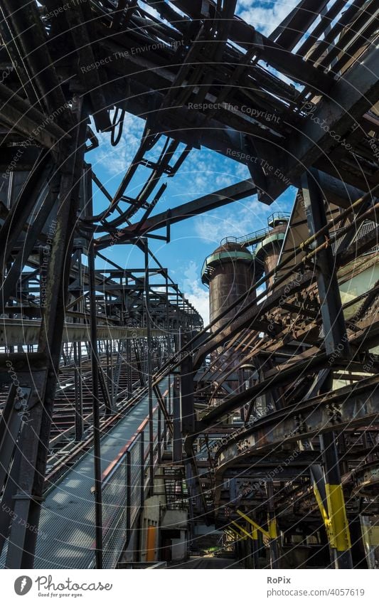 Erzaufzug in einem historischen Stahlwerk. Industrie Zeche Kokerei Industrieanlage Architektur Bergbau Technik Infrastruktur Stadt Ofen Ruhrgebiet urban Kohle