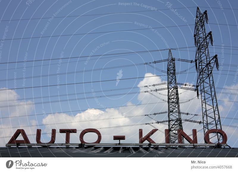 empfehlung I geh doch mal ins Auto - Kino Autokino Film blauer Himmel Filmtheater Open Air Kino Freiluftkino film unterhaltung vergnügen Schriftzeichen Dach