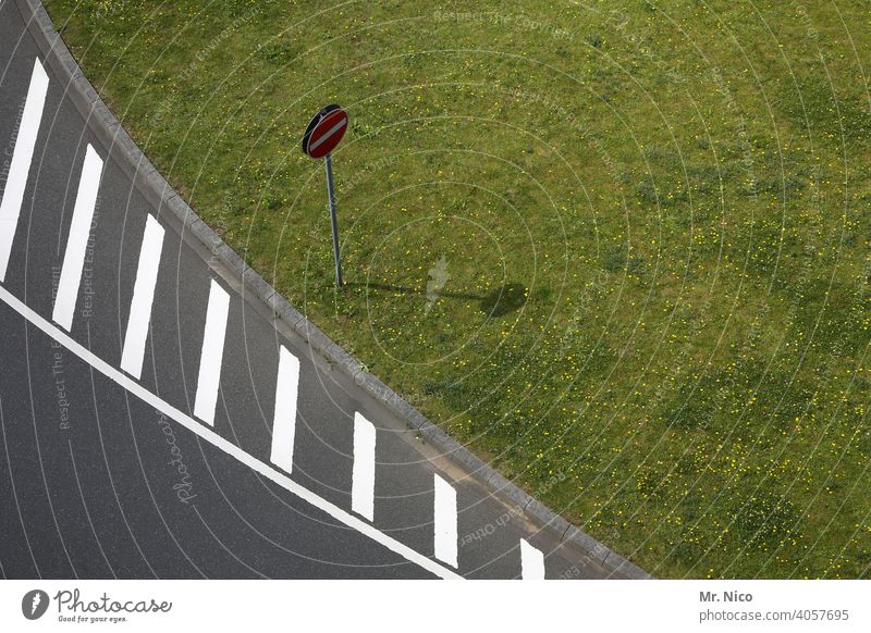 kurve von oben Straße Wege & Pfade Asphalt abbiegen Strassenschild Schilder & Markierungen Orientierung Fahrbahnmarkierung Kurve Richtung Einbahnstraße