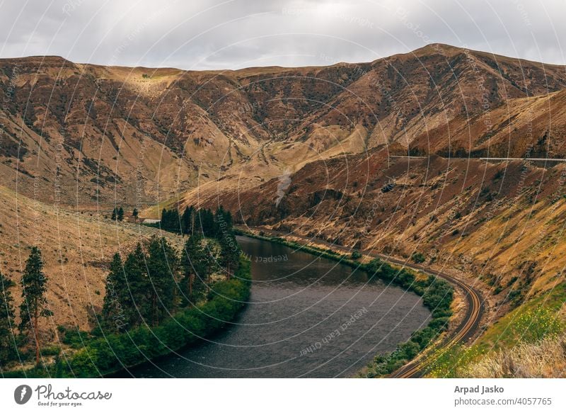 Canyon Run 2 braun wüst grün Hügel Landschaft Berge u. Gebirge Prärie Fluss Straße reisen Ausflug Washington gelb Yakima-Schlucht Yakima Grafschaft