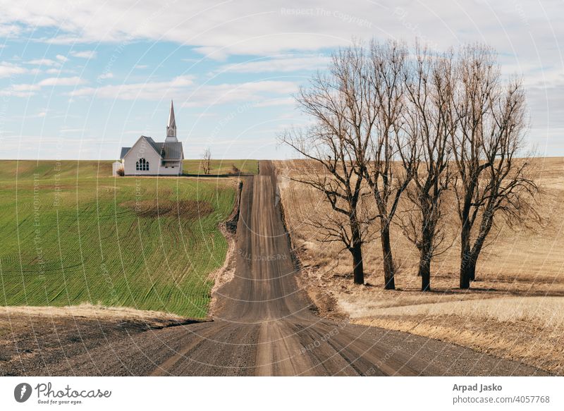 Kirche Auf Dem Hügel Verlassen wüst Dirt rRoad Kies grün Prärie Straße Rular sherman Washington Brühe reisen im Freien ländlich niemand Spitzturm keine Menschen