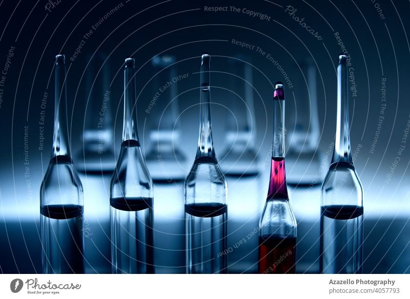 Vaccie-Röhrchen in blau. Ampullen in blau monochrom mit selektiver Farbe. abstrakt Unterstützung Krankenwagen Biologie Chemie Klinik abschließen Container