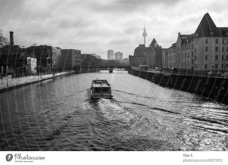 ein Fahrgastschiff auf der Spree am frühen Morgen in Berlin Fernsehturm s/w morgens Stadt Mitte Hauptstadt Stadtzentrum Außenaufnahme Architektur Menschenleer