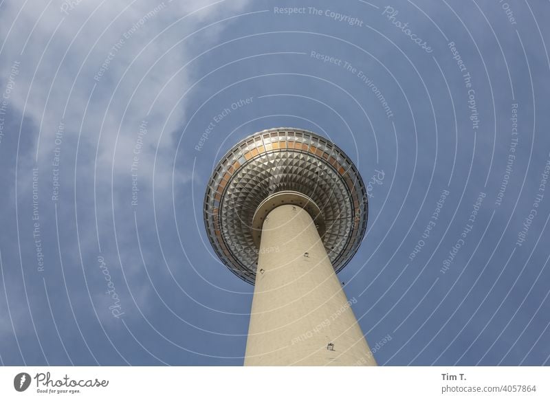 der Berliner Fernsehturm von unten bei blauen Himmel Alexanderplatz Turm Wahrzeichen Hauptstadt Architektur Sehenswürdigkeit Berlin-Mitte Stadtzentrum Bauwerk