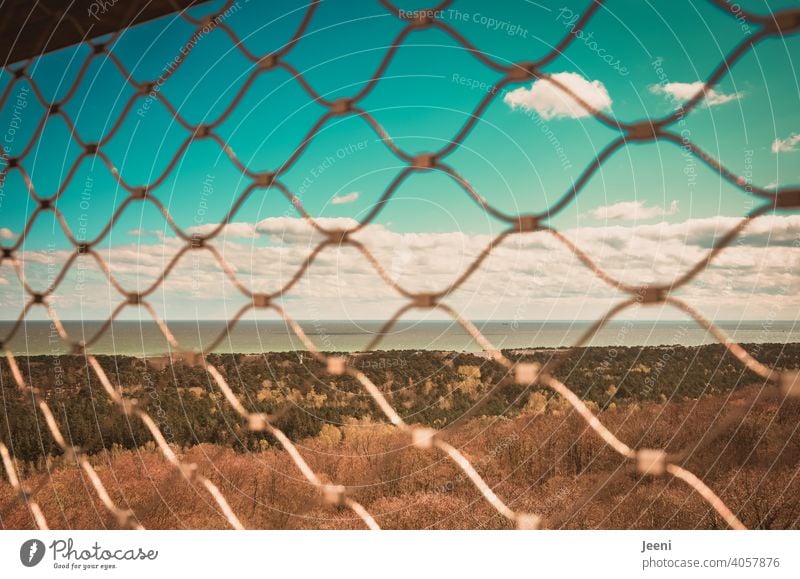 Der Freiheit so nah und doch so fern Wasser Meer Zaun eingesperrt eingeschlossen Gitter Maschendrahtzaun Himmel blau Weite gefangen Grenze Draht Sicherheit