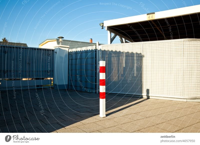 Zaunpfahl rot-weiß zaunpfahl poller durchfahrtsverbot nachbar nachbarschaft licht schatten sonne siedlung vorstadt wohnen wohngebiet berlin reinickendorf