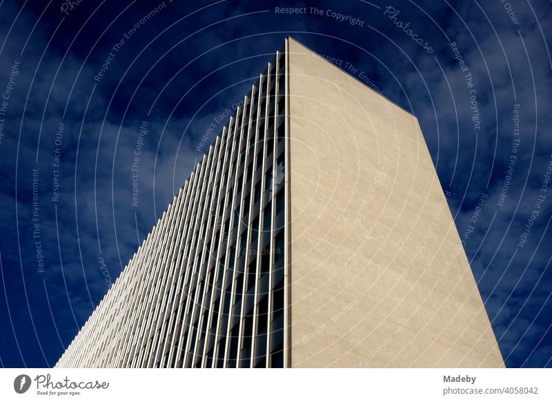 Hochhaus für die Verwaltung der Goethe Universität im Sommer bei Sonnenschein in Frankfurt am Main Bockenheim in Hessen Wolkenkratzer Architektur Gebäude Büro