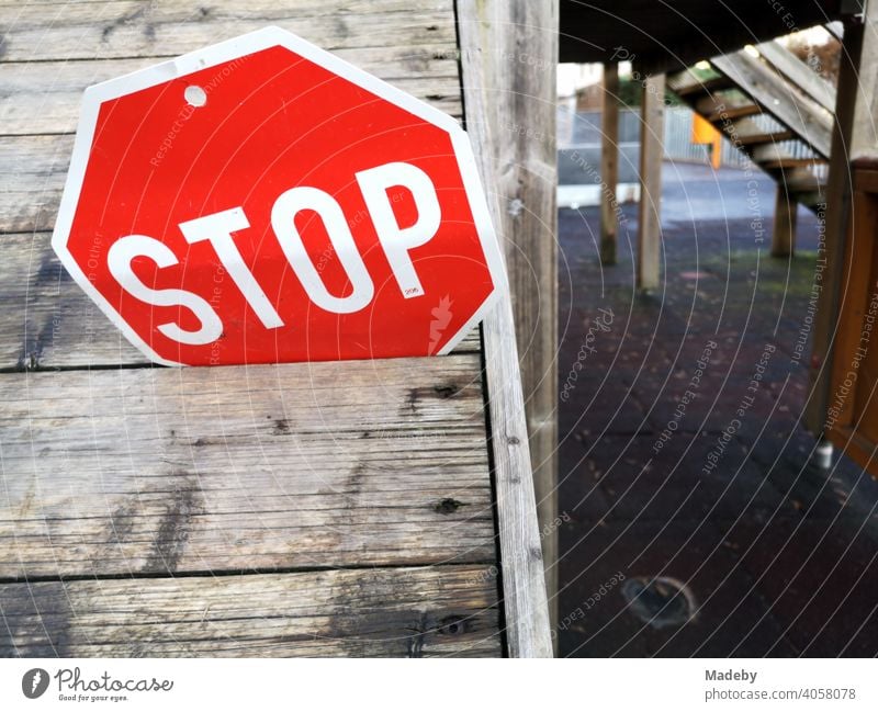 Stoppschild eingeklemmt in der Spalte zwischen zwei Brettern an einem Klettergerüst an der Grundschule in Wettenberg Krofdorf-Gleiberg bei Gießen in Hessen