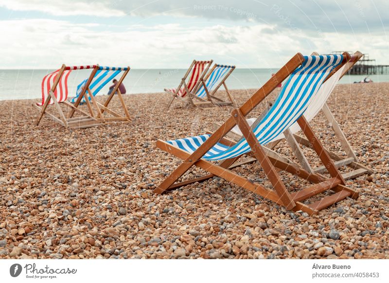 Leere rot und blau gestreifte Liegestühle in Brigthon, Großbritannien. Hängematten Stühle Miete Strand weiß MEER Material Holz Ärmelkanal Atlantik Südengland