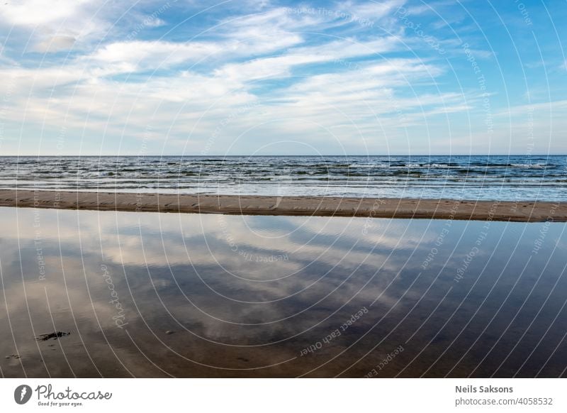 Ebbe an der Ostsee mit Dämmerung Himmel Hintergrund Strand blau übersichtlich Wolken Küste Abenddämmerung Horizont heiß Landschaft tiefstehend Natur Meer