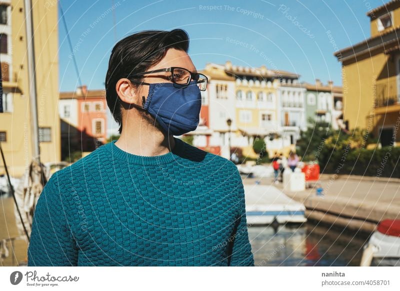 Junger Mann mit Gesichtsmaske genießt einen sonnigen Tag in Alboraya, Valencia, Spanien männlich Feiertage Sommer Mundschutz COVID Coronavirus Virus Grippe