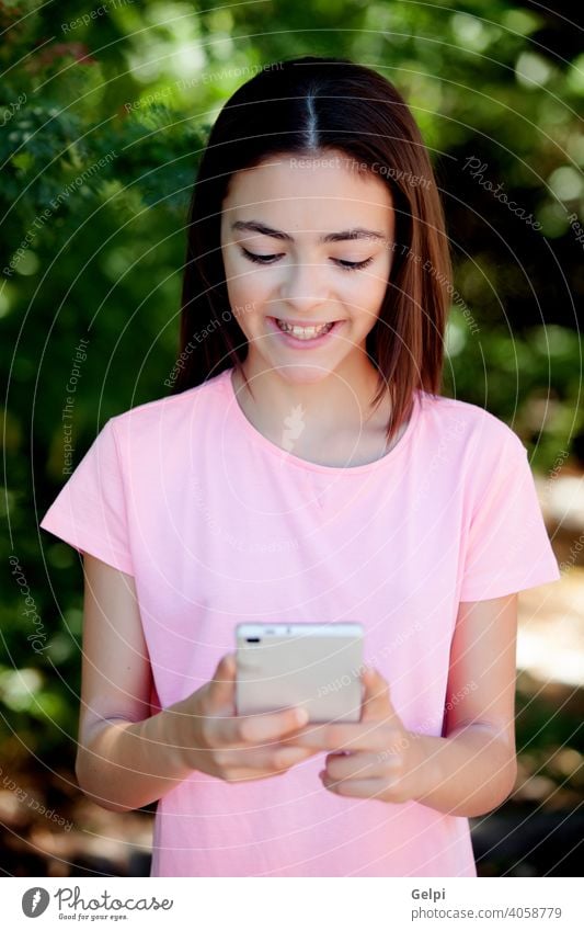 Adorable preteen Mädchen mit Handy Telefon Kind jung Mobile außerhalb hübsch Frau heiter Menschen Glück Person Teenager schön Kaukasier niedlich Foto Zelle