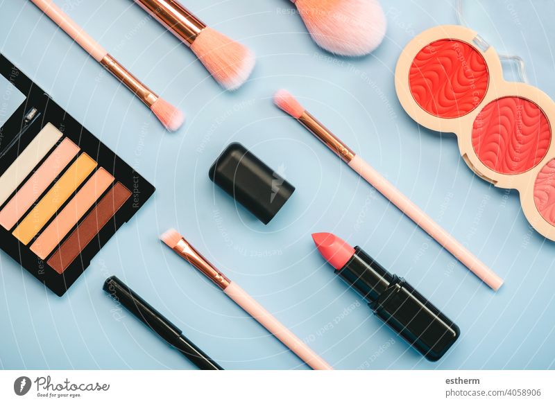 Verschiedene Make-up weibliche Kosmetik und Zubehör.Make-up Schönheit Mode Konzept Frauenkosmetik Schminke Farbe Überarbeitung Make-up-Pinsel Hautpflege Glanz