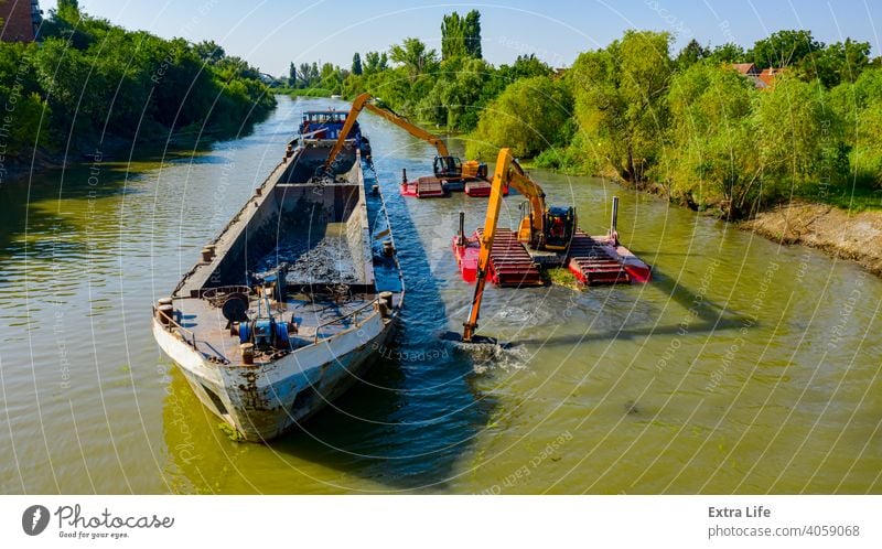 Luftaufnahme des Flusses, der Kanal wird von Baggern ausgebaggert oben Aktivität Antenne Baggerlader Lastkahn Boot Eimer Gebühr Tiefbau Sauberkeit Graben