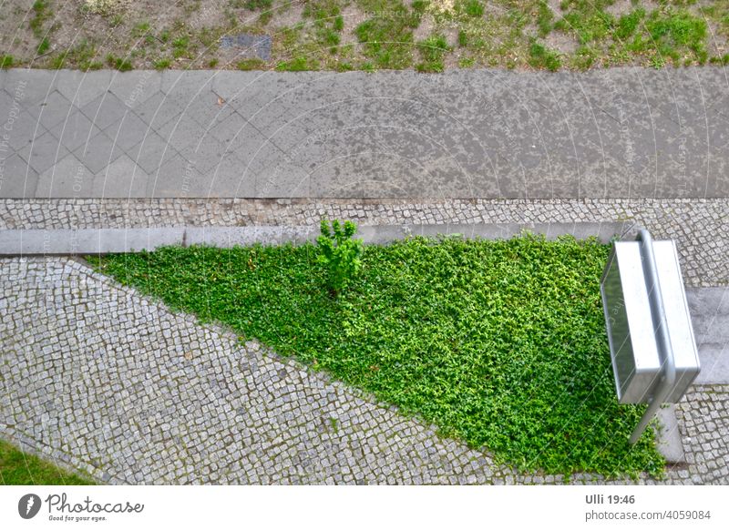 Ordentlicher Fensterblick. Wohnhaus Vorgarten Briefkasten Briefkastenanlage Grünfläche Bürgersteig Fußweg Straßenbelag Straßenrand Pflasterweg Nieselregen