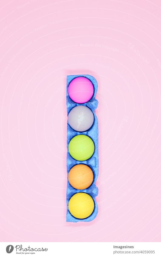 Ostereier konzept Blau Eierkarton Schachtel pastell rosa Hintergrund Bunt Ostern minimal minimalistisch vertikal top view Kunst Karton Feier Nahaufnahme