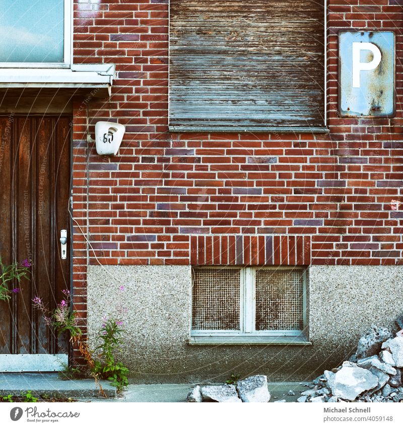 Altes Haus, kurz vor dem Abbruch alt Fenster Wand Backstein Backsteinfassade Mauer Außenaufnahme Fassade Backsteinwand Menschenleer Detailaufnahme trist