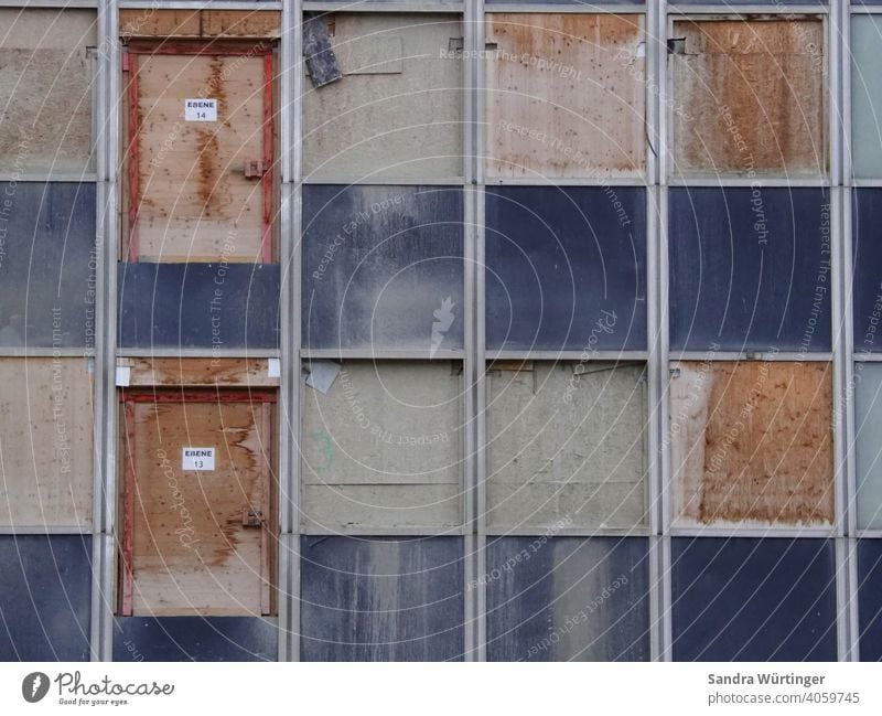 Baustelle eines Hochhauses, mit Holz verschlagene Türen und Fenster Sanierung Gebäude Fassade Haus Architektur Außenaufnahme Hochhausfassade Siemens Holzbrett