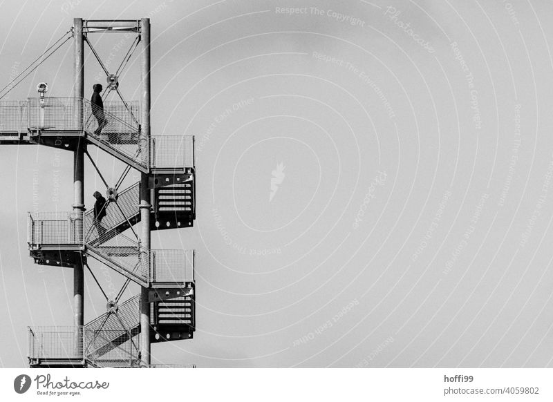 Aussentreppe zum Turm mit Menschen Treppe Treppengeländer Aussichtsturm Geländer aufsteigen abwärts Abstieg aufwärts Aufstieg Treppenhaus minimalistisch