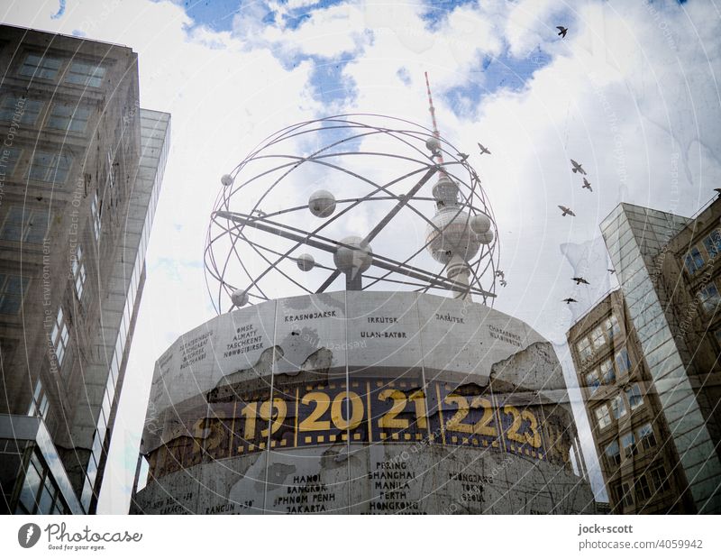 Alle Zeit der Welt in der großen Stadt Weltzeituhr Himmel Wolken Sehenswürdigkeit Alexanderplatz Ziffern & Zahlen Originalität Zeitzonen Planet retro