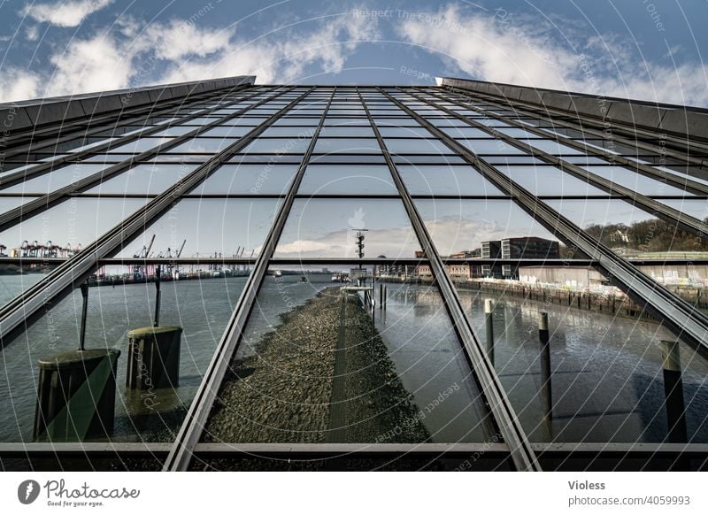 Spieglein an der Wand - Dockland Hafenstadt Bauwerk Gebäude Mauer Architektur Treppe Fassade Sehenswürdigkeit ästhetisch Wahrzeichen Hamburg Future Coolness