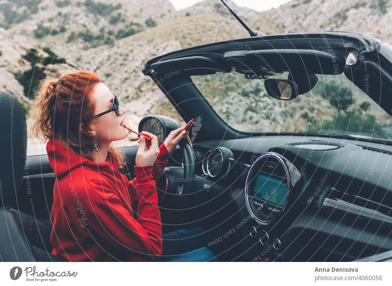 Junge Frau im Cabrio Cabriolet PKW jung Glanz Lippenstift Auto Glück attraktiv Sommer Urlaub Miete Lifestyle offenes Dach gefaltet rot Ausflug fahren hübsch