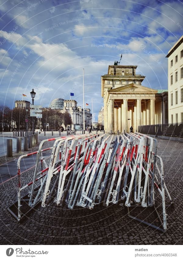 Wartestand Absperrung Berlin Hauptstadt Gitter Brandenburger Tor Reichstag Pflaster bereit Sehenswürdigkeit Pariser Platz Wahrzeichen Tag Berlin-Mitte Himmel