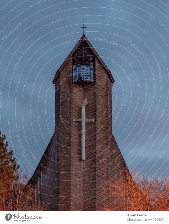 Kirche in der Abenddämmerung Nacht dunkel gruselig beängstigend unheimlich Großstadt Religion Gebäude urban Glasgow Schottland Großbritannien durchkreuzen