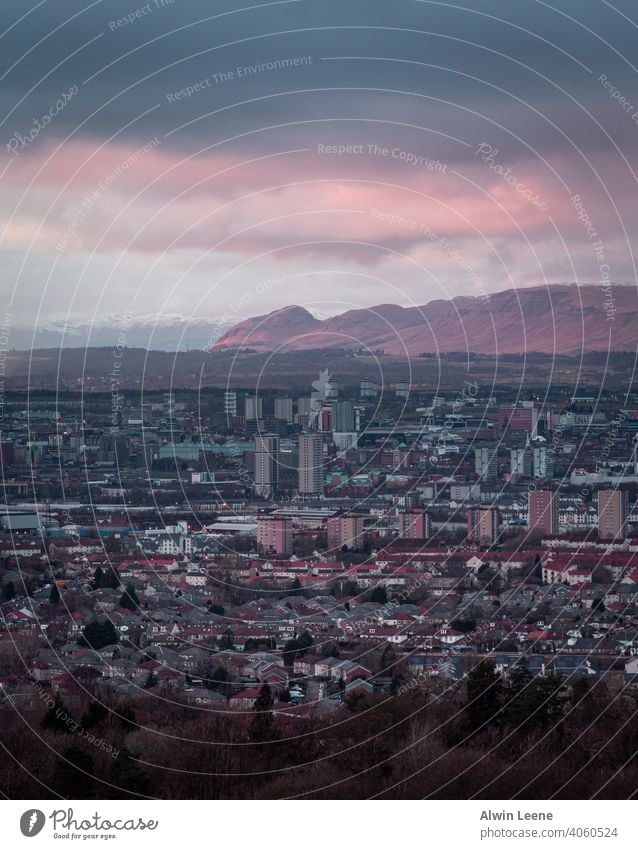 Blick auf Glasgow in der Abenddämmerung Schottland Großbritannien vereinigtes königreich Großstadt urban Berge u. Gebirge Skyline Stadtbild Ansicht