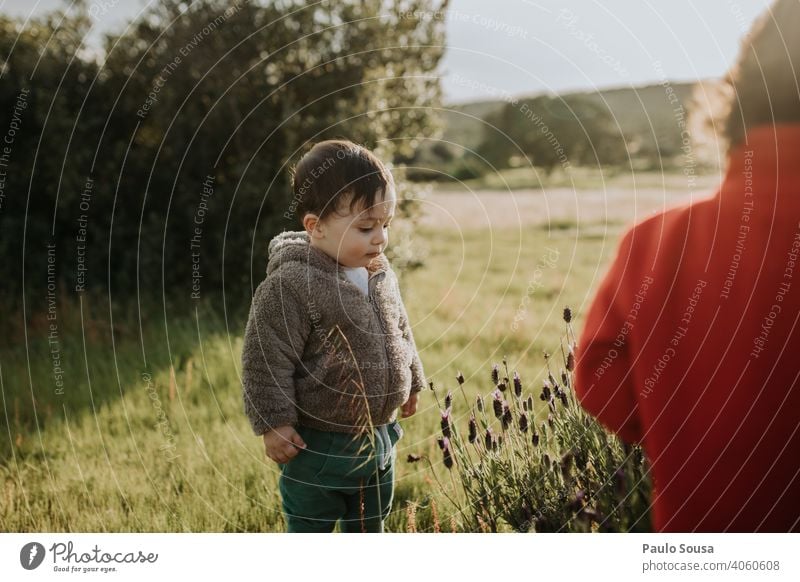 Bruder und Schwester spielen im Freien Geschwister Familie & Verwandtschaft Frühling Frühlingsblume Frühblüher Kind Kindheit 1-3 Jahre Kaukasier Zusammensein