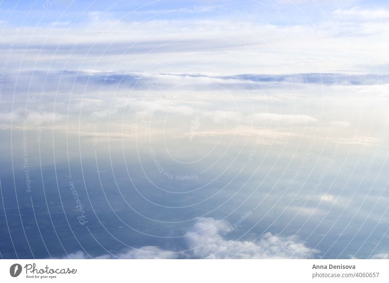 Skyline-Ansicht über den Wolken aus dem Flugzeug Himmel Ebene Cloud blau Fenster weiß hoch reisen Fliege oben schön Hintergrund Horizont Raum Atmosphäre