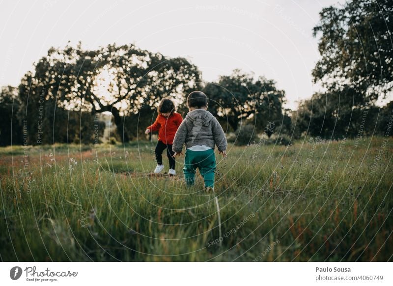 Bruder und Schwester spielen im Freien Geschwister Familie & Verwandtschaft Kind Kindheit Lifestyle Außenaufnahme Kleinkind Freude Fröhlichkeit Farbfoto Mensch