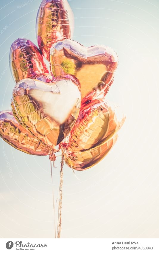 Bunch of Heart shaped Ballons auf den Himmel Hintergrund Luftballon Herz Form rot blau Farbe Liebe Geschenk romantisch Haufen Geburtstag weiß Feier feiern Air