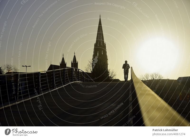 Strahlkraft freiburger münster frühling silhouette glaube einsam hoffnung religiösität aufblühen erleichterung mensch mann schatten kirche abendrot weg brücke