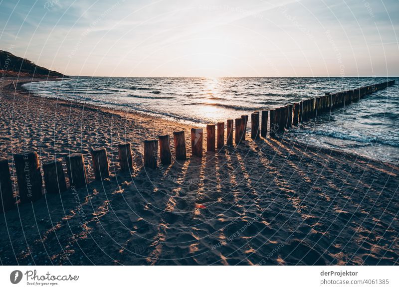 Wellenbrecher am Nienhagener Strand am Abend im Gegenlicht III Abenteuer Freiheit Textfreiraum links standhaft Textfreiraum rechts Naturwunder Naturerlebnis