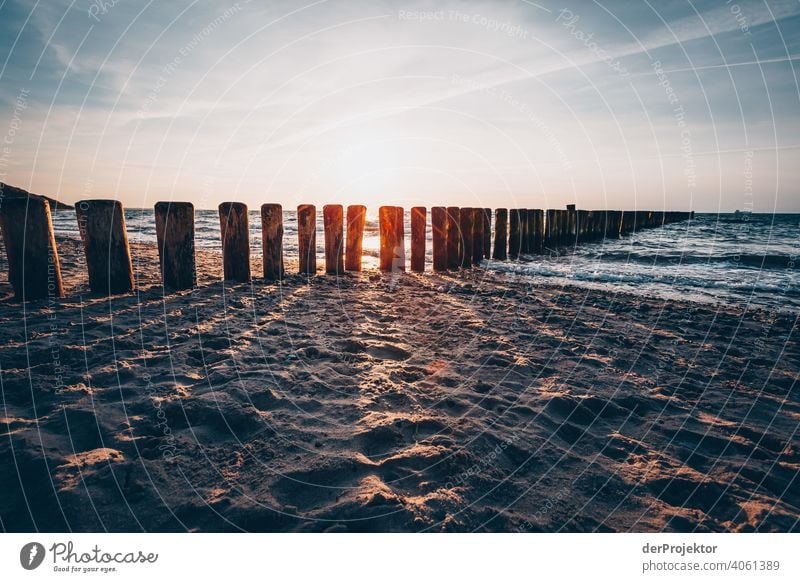 Wellenbrecher am Nienhagener Strand am Abend im Gegenlicht II Abenteuer Freiheit Textfreiraum links standhaft Textfreiraum rechts Naturwunder Naturerlebnis