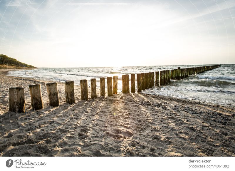 Wellenbrecher am Nienhagener Strand am Abend im Gegenlicht I Abenteuer Freiheit Textfreiraum links standhaft Textfreiraum rechts Naturwunder Naturerlebnis