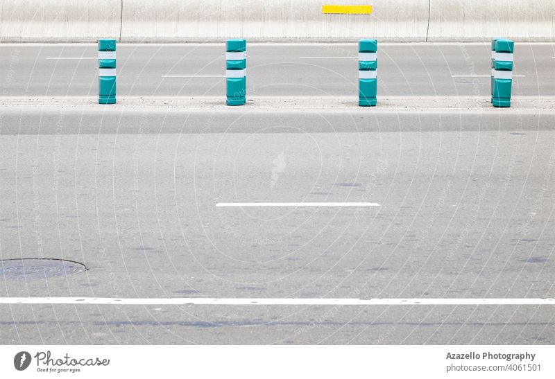 Vier Kunststoffmasten zur Sicherheitssteuerung an einer Autobahn. Aufmerksamkeit Hintergrund Barriere Poller Begrenzung Vorsicht Großstadt Konstruktion