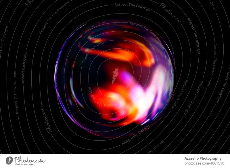 Unscharfes Bild einer glänzenden Kristallkugel mit abstrakten verschwommenen bunten Muster. Abstrakte Linsenkugel in Unschärfe. 3d Hintergrund Ball Strahl