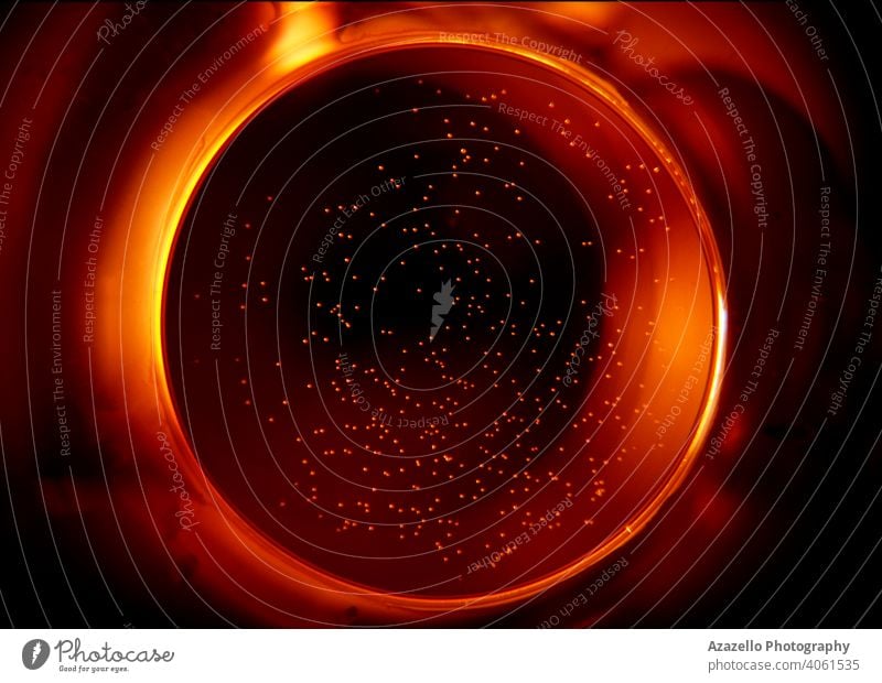 Abstrakte brennende Kugel mit Blasen abstrakte Kunst Strahl schwarz und rot schwarzer Hintergrund schwarzer Minimalismus Blut Unschärfe hell kreisen farbenfroh