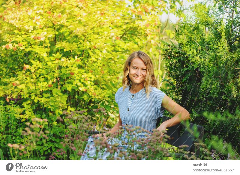 Frau Gärtnerin entspannt auf Holzbank in schönen Sommer Hütte Garten Gartenarbeit Pflanze Glück Kaukasier Lifestyle Landwirt aktiv Ackerbau Gesundheit Hinterhof