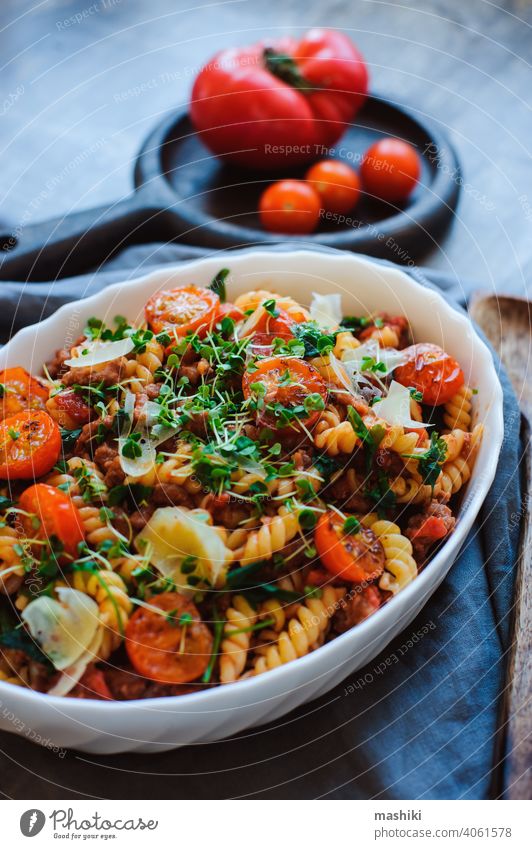 schmackhaftes Komfortessen kochen - italienische Fusilli-Nudeln mit Fleischsoße, Kirschtomaten und Käse überbacken Tomate Spätzle Lebensmittel Spiralnudel