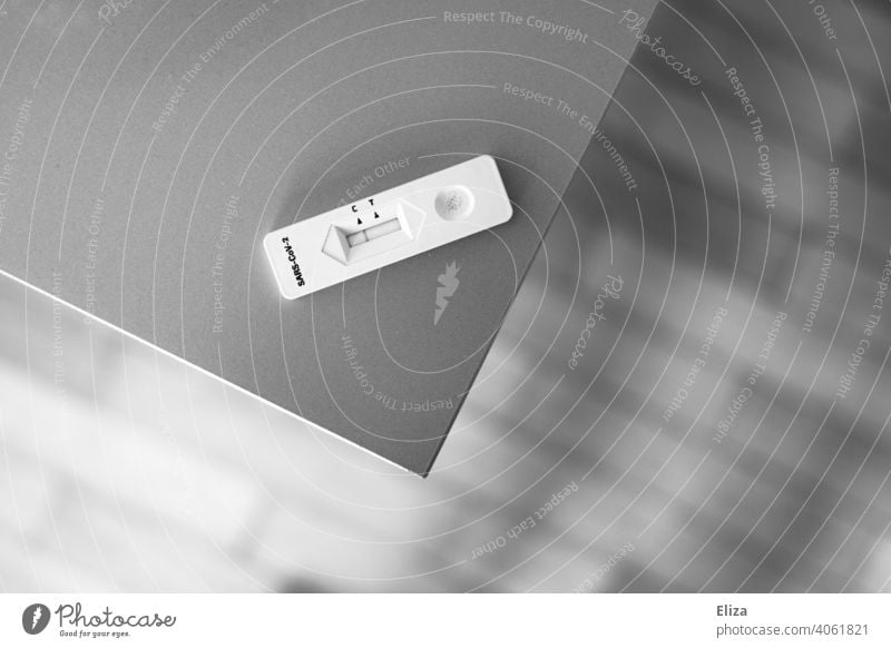 Negativer Corona Schnelltest für Zuhause in schwarzweiß negativ Pandemie Coronavirus testen Sicherheit zuhause