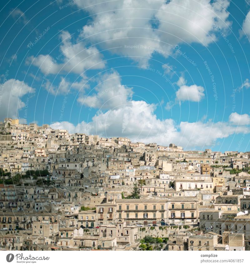 Modica Sizilien hügel sehenswürdigkeit blauer himmel sizilien modica wolken patina antik stadt altstadt historisch italien eng haus an haus Häuser